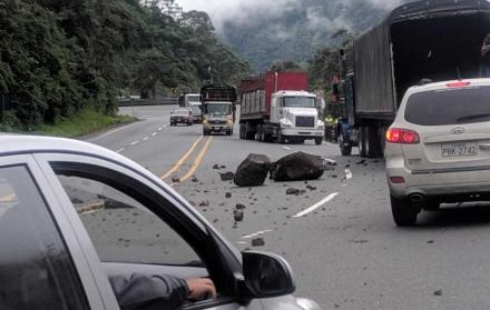 Varias rocas bloquearon parte de la vía Alóag-Santo Domingo.