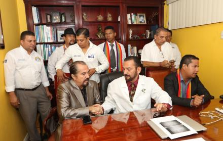 Guayaquil. El candidato Octavio Suárez saluda a otro aspirante de su tienda luego de la declaración de ayer.