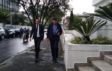 Rolando Tapia, quien en la imagen aparece junto a Pedro Granja, no considera idóneo a Merck Benavides para ejercer el cargo de Fiscal General del Estado.