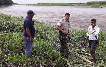 Pescadores hallaron este lunes el cuerpo de la mujer, de 25 años, en medio de una maleza.