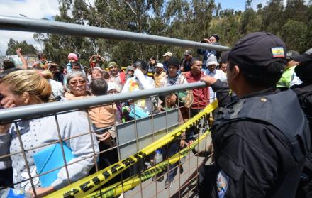 Al grito de “¡queremos pasar!”, cientos de emigrantes venezolanos impidieron este lunes un tramo del paso internacional de Rumichaca.