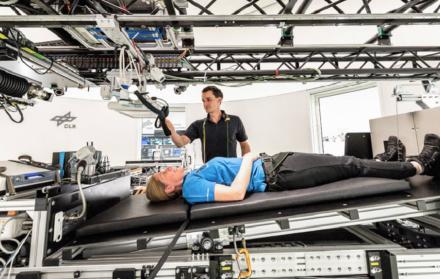 Una mujer tumbada en una cama centrífuga, en el Centro Aeroespacial Alemán, en Colonia.