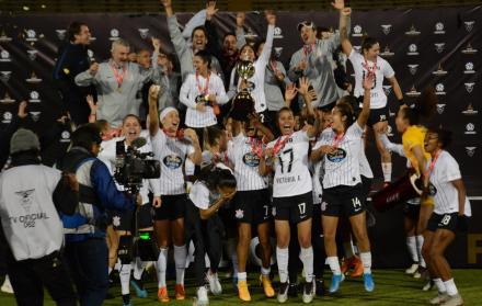 El premio que recibió Corinthians por ganar la Copa Libertadores femenina dista mucho de la versión masculina de este torneo.