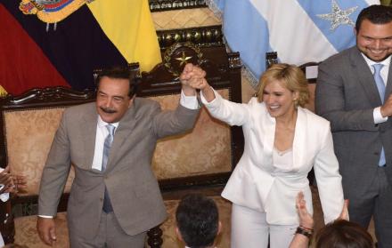 Guayaquil. La alcaldesa Cynthia Viteri recibió el cargo del ahora exalcalde Jaime Nebot.