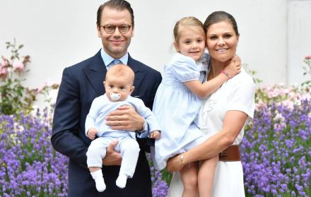 Daniel y Victoria de Suecia en una foto del recuerdo con sus hijos Daniel y Estela.