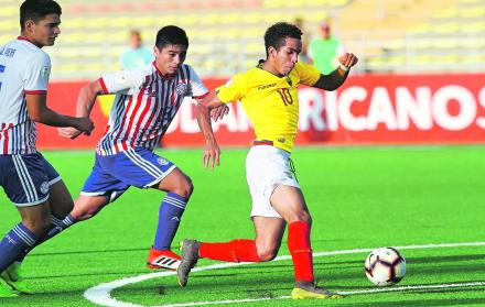 Oportunidad. El ecuatoriano Johan Mina (10) se escapa de la marca de dos rivales paraguayos. Él tuvo una clara para anotar el segundo gol de Ecuador cerca del final del cotejo, pero su remate salió apenas desviado.