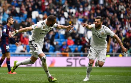 Benzema celebra uno de sus tantos junto al defensor Nacho.