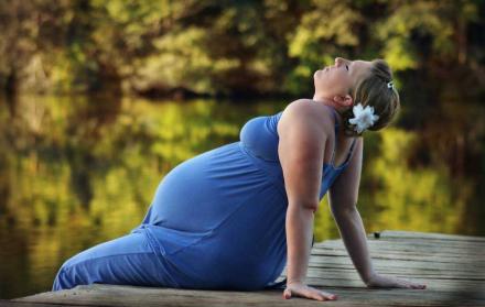 Una de las causas podría ser por los niveles de insulina en el cuerpo de la madre durante el desarrollo del feto.