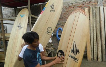 En el taller de los hermanos Zhañay se fabrican las tablas para practicar el surf en el cantón Playas. 