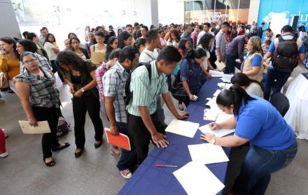 Jóvenes en busca de trabajo presentan sus carpetas para aplicar en alguna vacante.