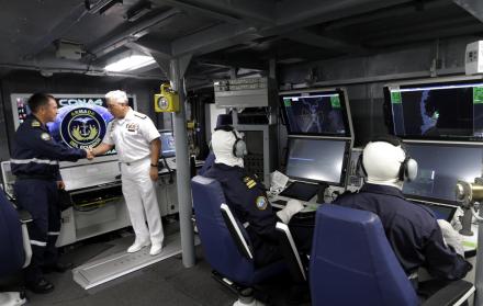 Tecnología. Un grupo de oficiales trabaja con caperuzas de protección desde el centro de operaciones del buque BAE Loja.