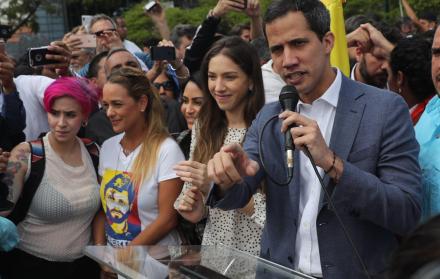 El autoproclamado presidente interino de Venezuela ha prometido amnistía para los miliares que estén a su favor.