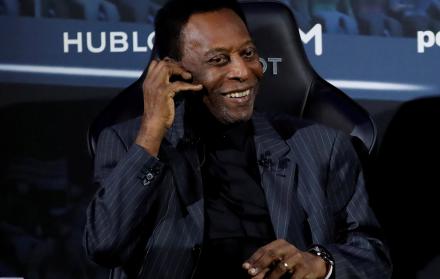 Imagen referencial. Pelé, leyenda del fútbol brasileño en la presentación de una marca en París.