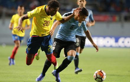 Balance. Ante los charrúas, Ecuador no presentó el juego rápido y ofensivo que le ha caracterizado en el Sudamericano. Jugadores como Gonzalo Plata (i) no tuvieron una buena jornada.