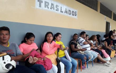 Padres de familia tratando de obtener un cupo para el traslado de sus hijos de un colegio fiscal a otro público.