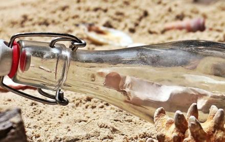 La botella incluía una nota en su interior envuelta en nylon.