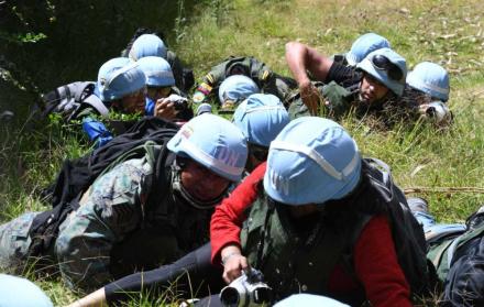 Experiencia. Los comunicadores siguen las instrucciones en compañía de los expertos militares.