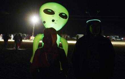 Personas se reunieron para “asaltar” el Área 51 en una entrada a las instalaciones militares cerca de Rachel, Nevada, el 19 de septiembre de 2019.