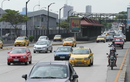 La congestión vehicular en la avenida de las Américas se concentra en la bajada del puente, con dirección al norte. En la tarde, las columnas se extienden más de un kilómetro y prácticamente el ancho de la vía resulta insuficiente.