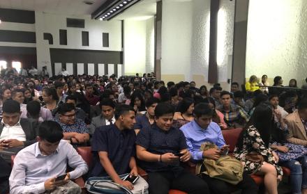 Después del evento, los estudiantes conocieron el campus universitario.