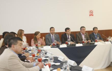Reunión de bancadas sin los RC. El presidente de la Asamblea, César Litardo (c), junto con los miembros del Consejo Administrativo, se reunieron con los jefes de bancada y algunos asambleístas para tratar el tema de los cambios constitucionales.