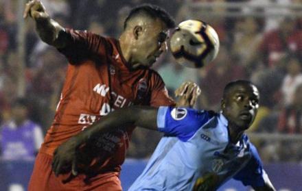 La oferta inicial de Barcelona por Moisés Corozo (d) fue de 200.000 dólares.
