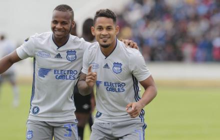 Pernía (d), anotó el primero para los azules.
