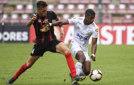 Jaime Moreno de Deportivo Lara disputa el balón con Orejuela de Cruzeiro.
