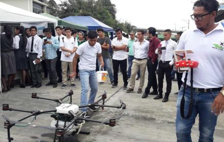 Los estudiantes muestran los nuevos instrumentos tecnológicos que se utilizan en la agricultura.