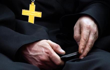 Referencial. El religioso estaba preparando a los niños a terminar sus estudios de catequesis.