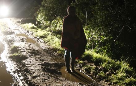 Oscuridad. La niña, de 12 años, camina todos los días alrededor de una hora hasta poder tomar un bus. 