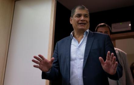 Rafael Correa llega a la rueda de prensa del parlamento europeo en Bruselas.