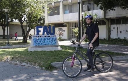 Transporte. El arquitecto y docente Carlos Calzadilla se traslada a diario en bicicleta de su casa a la universidad.