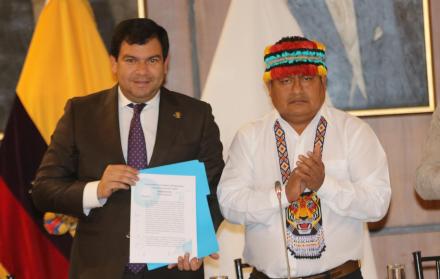 Entrega. En el Salón de los Presidentes de la Asamblea Nacional, César Litardo recibió la propuesta de modelo económico de manos de Jaime Vargas.