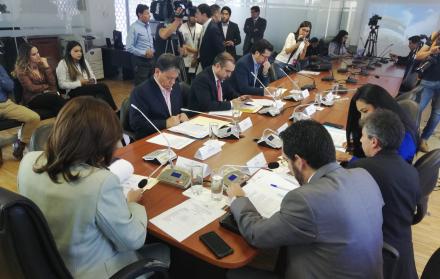 Comisión Ocacional de Enmiendas presidida por la asambleísta Elizabeth Cabezas.