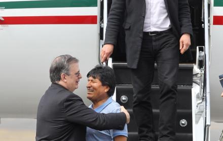 El canciller mexicano, Marcelo Ebrard, recibe al expresidente de Bolivia, Evo Morales, a su llegada este martes al Aeropuerto Internacional de la Ciudad de México.