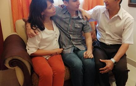 Arturo junto a sus padres, quienes contaron que vivieron duros momentos mientras su hijo permaneció en prisión.