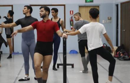Julio Acosta, Joshua Rengifo y Pedro Cabrera son algunos de los integrantes del cuerpo de ballet del Teatro Centro de Arte.