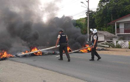 Miembros de la Policía intentaban despejar la vía que estuvo bloqueada con neumáticos.