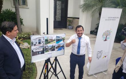 Iván Granda (d), secretario Anticorrupción, espera recaudar cerca de cinco millones de dólares.