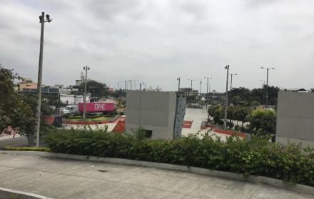 La presencia de los extranjeros allí, en los últimos meses, ha provocado quejas de transeúntes, conductores y deportistas, por desaseo, inseguridad y por cruzan las vías rápidas.