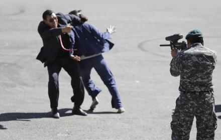 Referencial. Simulación de un guardaespaldas defendiendo a su custodio.