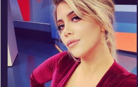 Wanda Nara publicó un selfie sin fijarse que su compañera estaba desnuda.