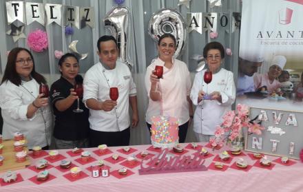 Directivos y maestros de la escuela de gastronomía Avanti celebran aniversario de institución. 