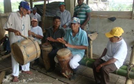 Los chachis tocan la marimba igual que los afroecuatorianos, con sus canciones propias.