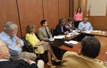 Reunión. El ministro de Educación, Milton Luna (micrófono), aplaudió la iniciativa y exhortó a emularla en el país.
