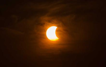 Referencial. El eclipse solar parcial se verá en Ecuador.