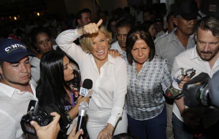 Alegría. La candidata saluda a sus simpatizantes al momento de abandonar el Centro de Convenciones de Guayaquil, donde recibió los resultados y dio sus primeras declaraciones una vez conocido el informe del CNE.