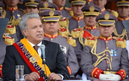 El primer mandatario asistió a una ceremonia militar con motivo del día del Ejército ecuatoriano.