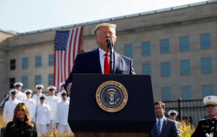 El presidente de los Estados Unidos, Donald Trump, habla junto a la primera dama Melania Trump y el secretario de Defensa Mark Esper durante una ceremonia oficial de aniversario del 11 de septiembre en el Pentágono en Arlington, Virginia, EE. UU.